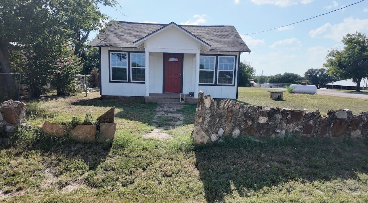 Newly remodeled cozy cottage in a charming small town.